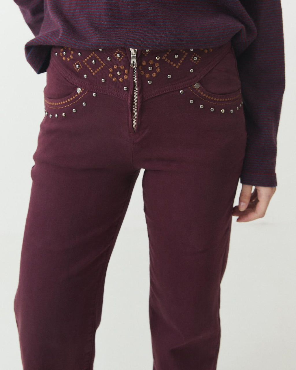 PANTALÓN STRAIGHT TACHUELAS PRETINA