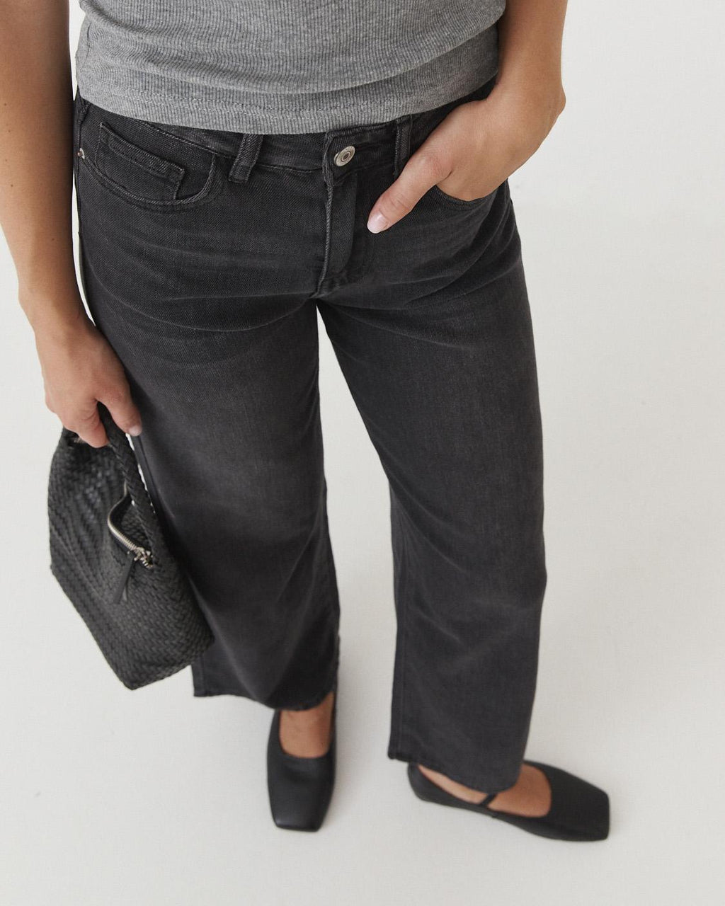 HIGH-WAISTED STRAIGHT LEG JEANS