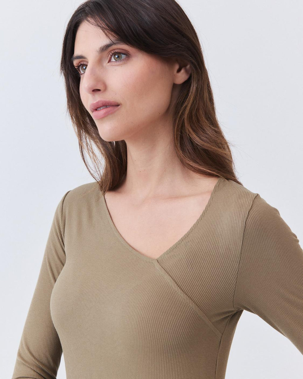 CAMISETA ASIMÉTRICA CUELLO PICO
