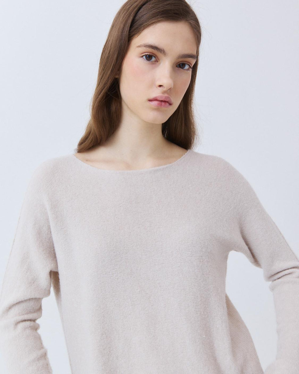 ROUND NECK KNIT SWEATER