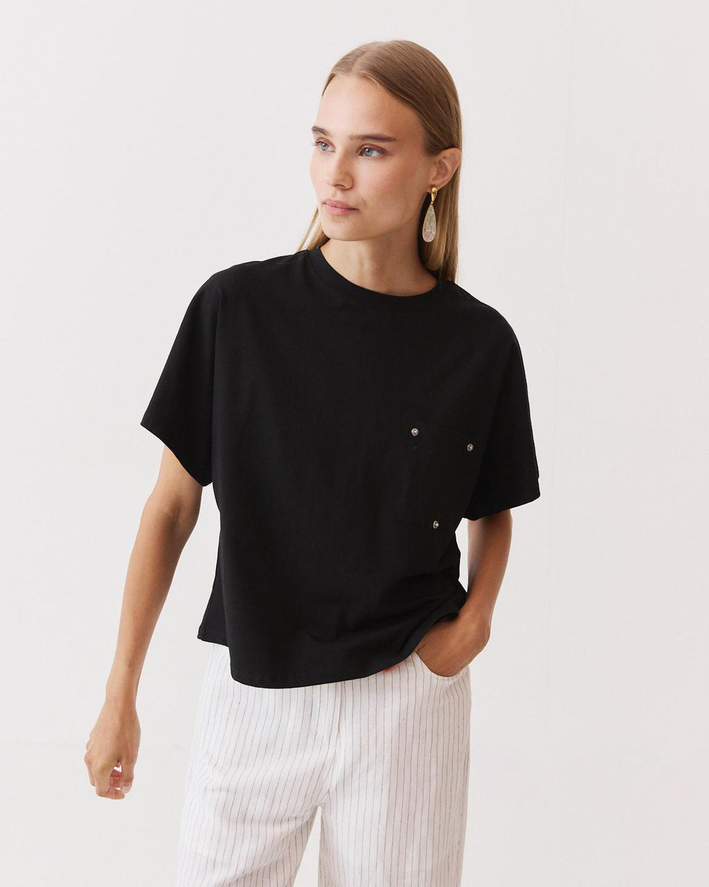 CAMISETA BOXY APLIQUES METÁLICOS