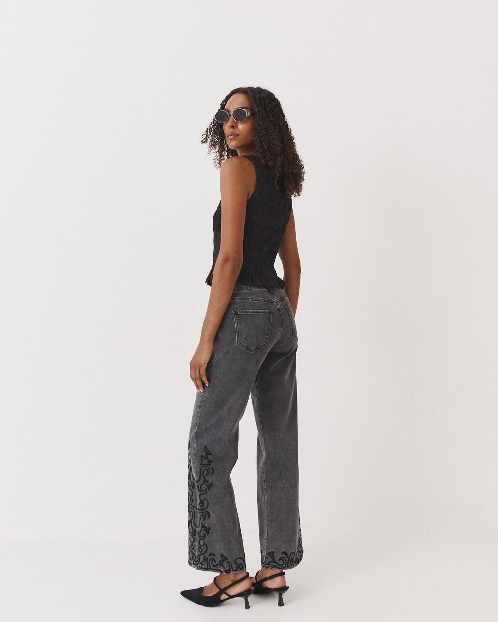EMBROIDERED STRAIGHT JEANS