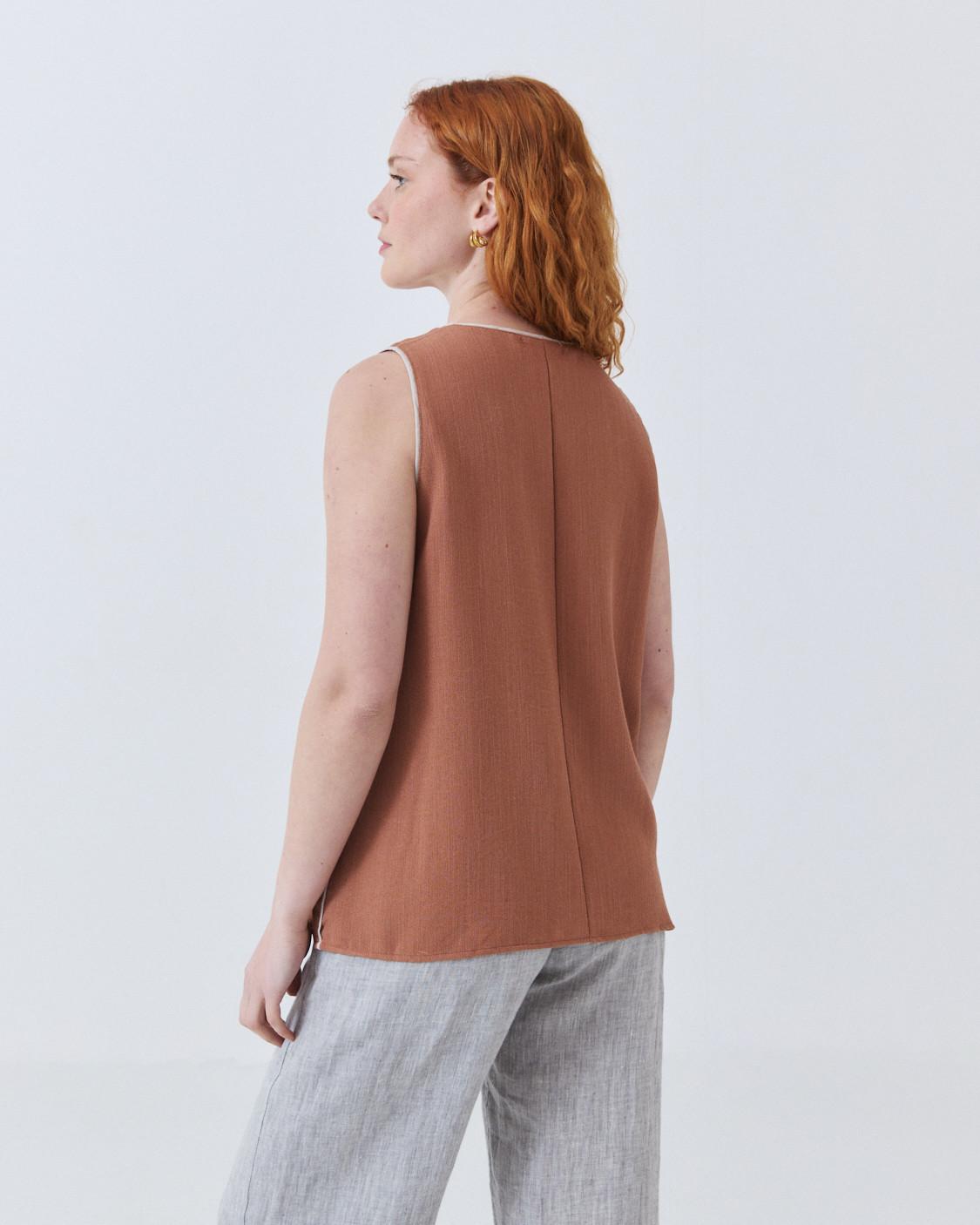 CONTRAST TRIM V-NECK TOP