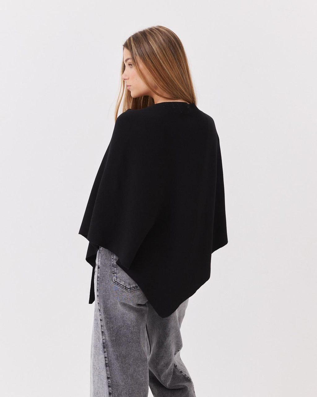 TRIANGULAR KNIT SCARF