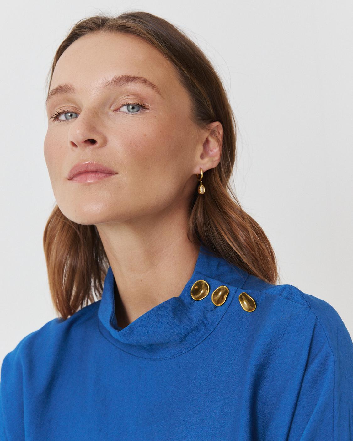 BLUSA CUELLO ALTO BOTONES