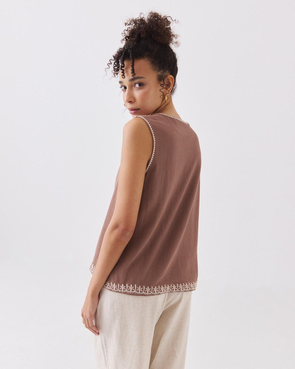 BLUSA CUELLO V BORDADOS