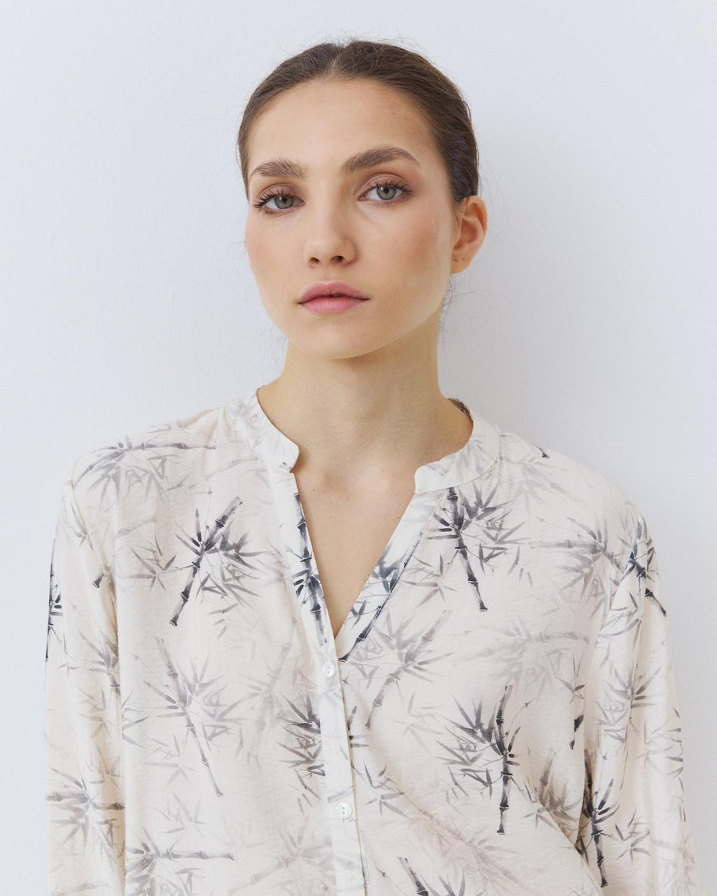 BLUSA CUELLO V ESTAMPADA