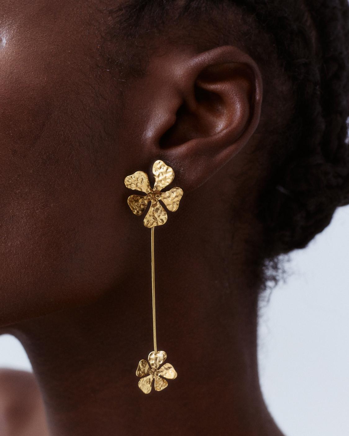 PENDIENTES LARGOS FLOR DORADA