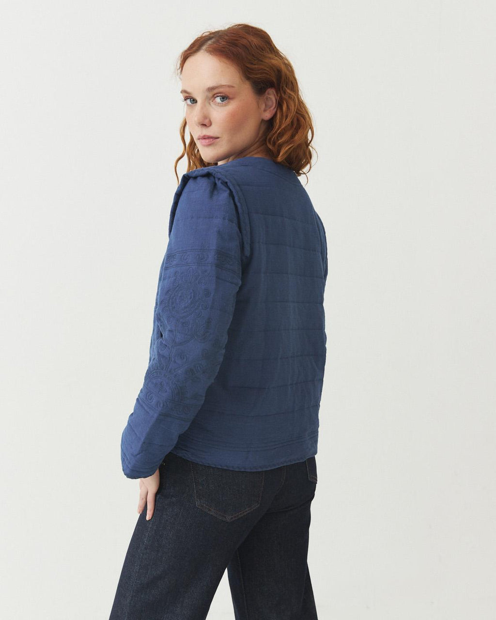 CHAQUETA MATELASSÉ BORDADA BROCHES