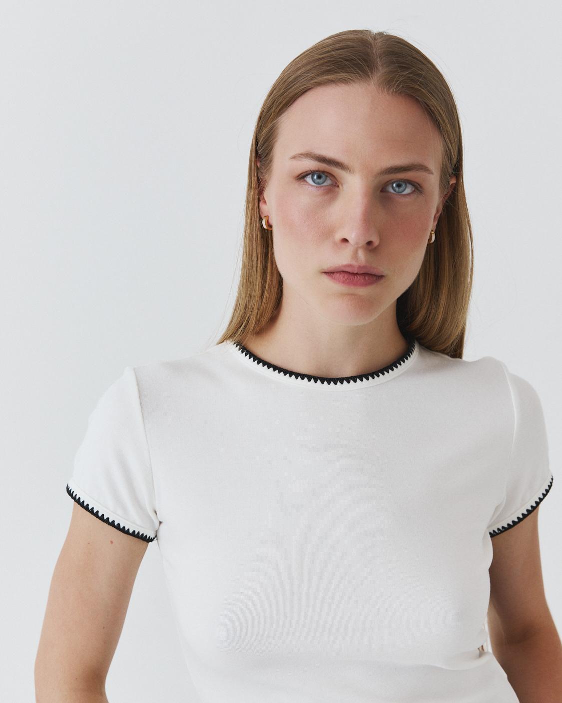 CONTRAST T-SHIRT