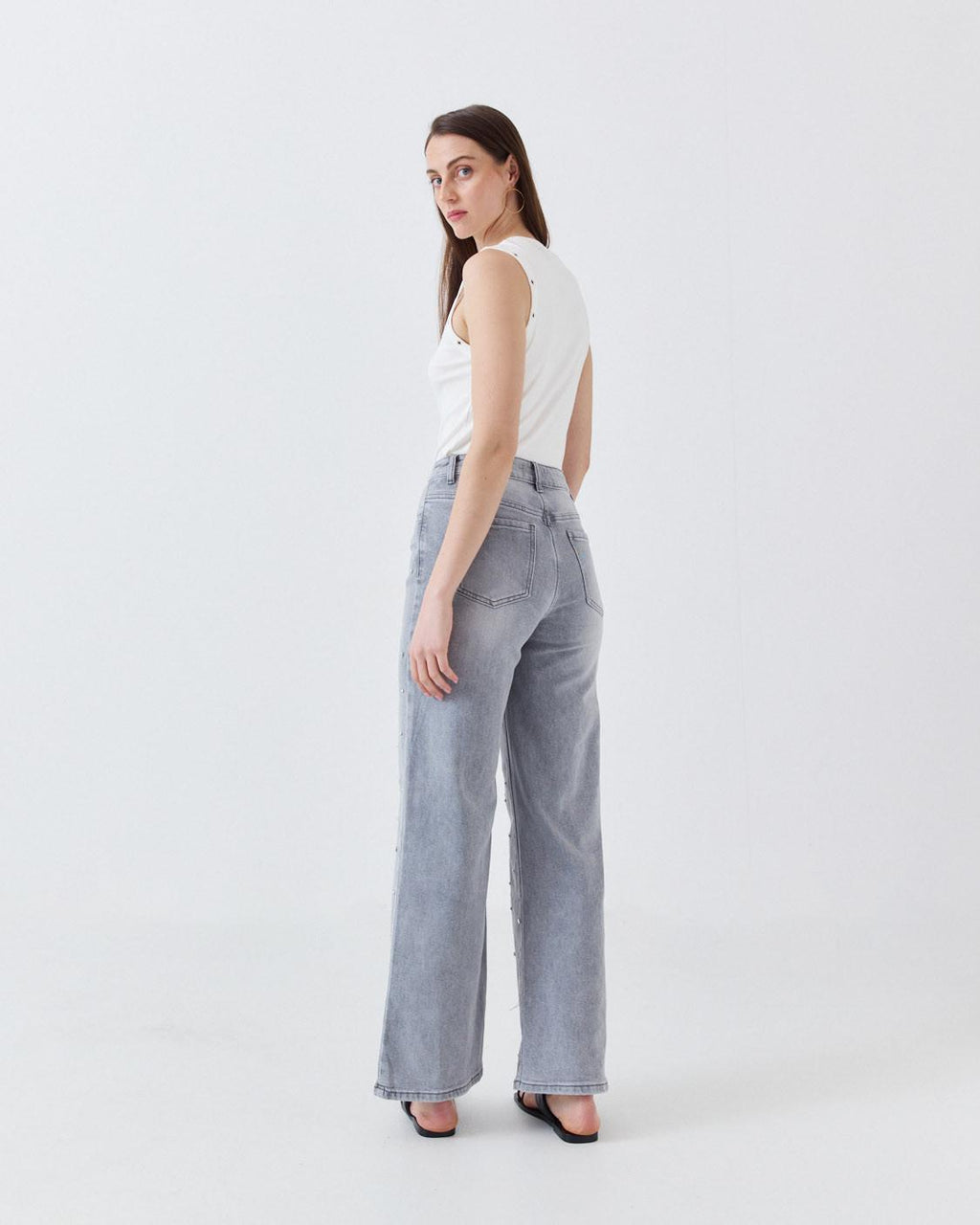 JEANS RECTO CON TACHUELAS