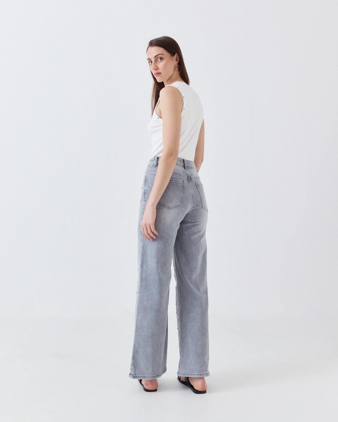 JEANS RECTO CON TACHUELAS