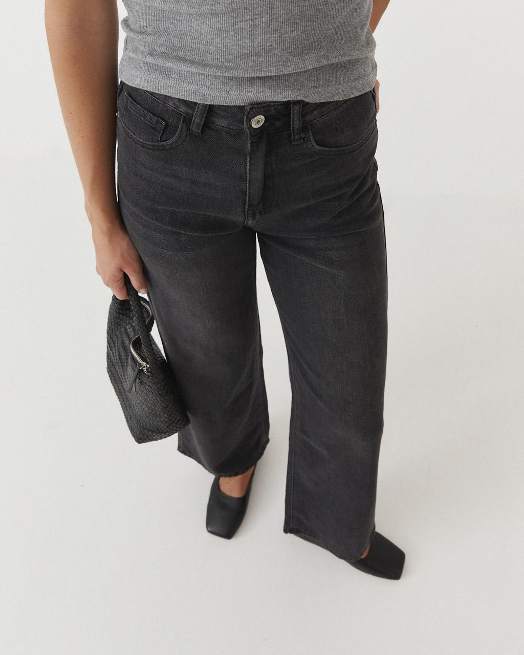 HIGH-WAISTED STRAIGHT LEG JEANS