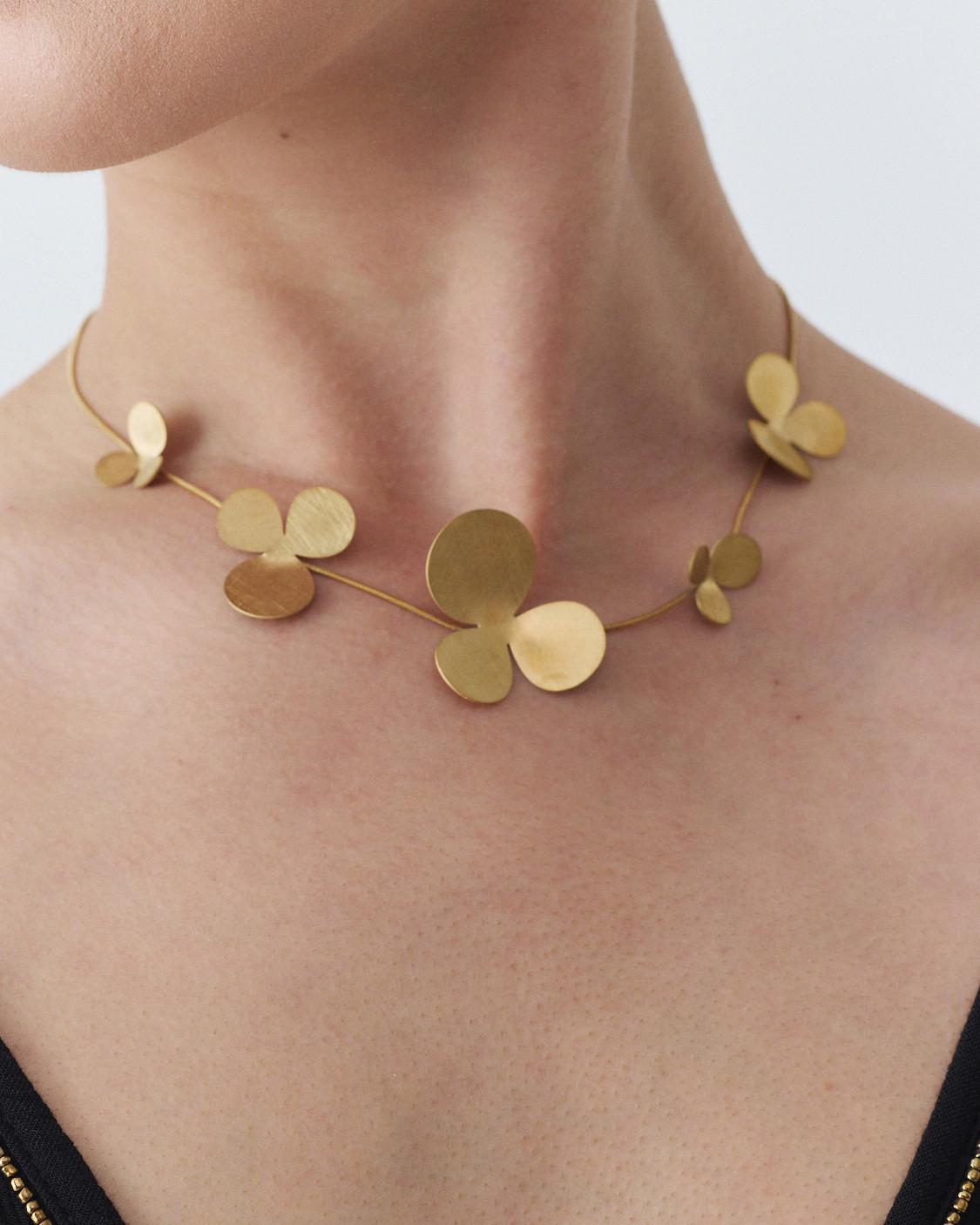 COLLAR MÚLTIPLES FLORES CORTO