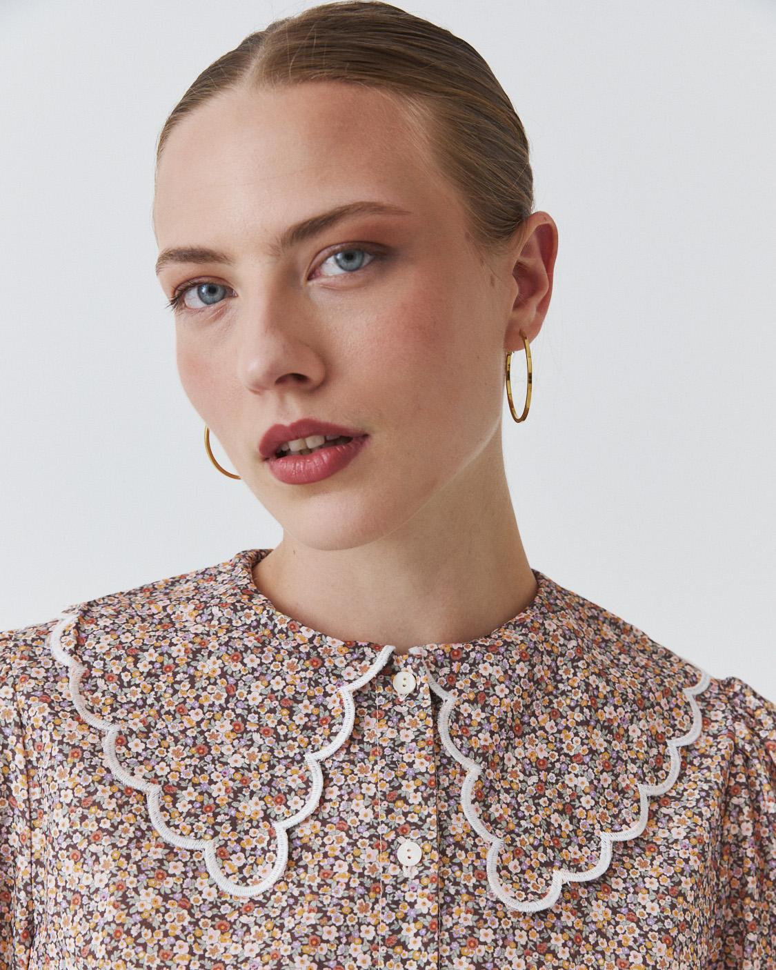 CAMISA CUELLO BABERO ESTAMPADA