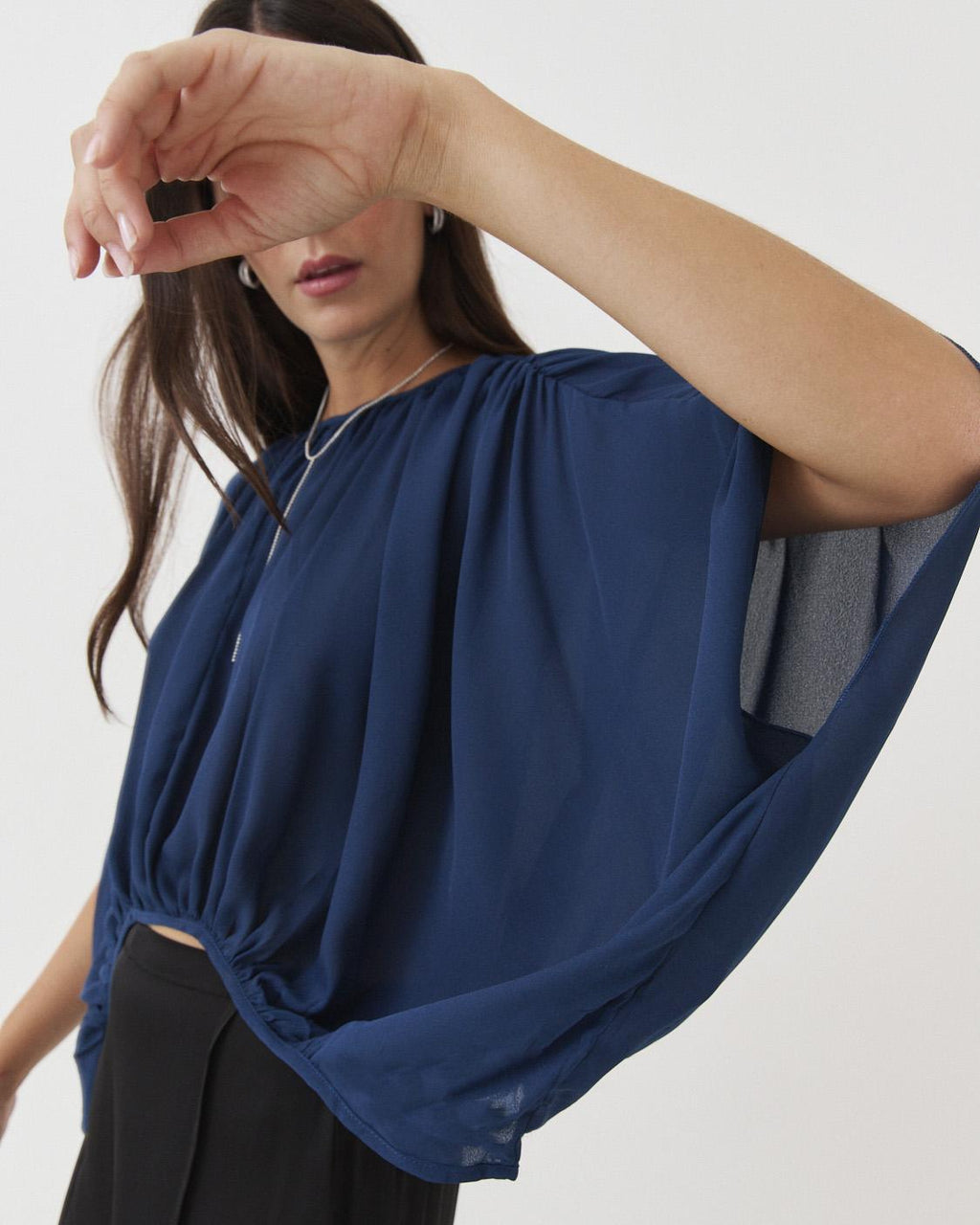 BLUSA FLUIDA SEMITRANSPARENTE