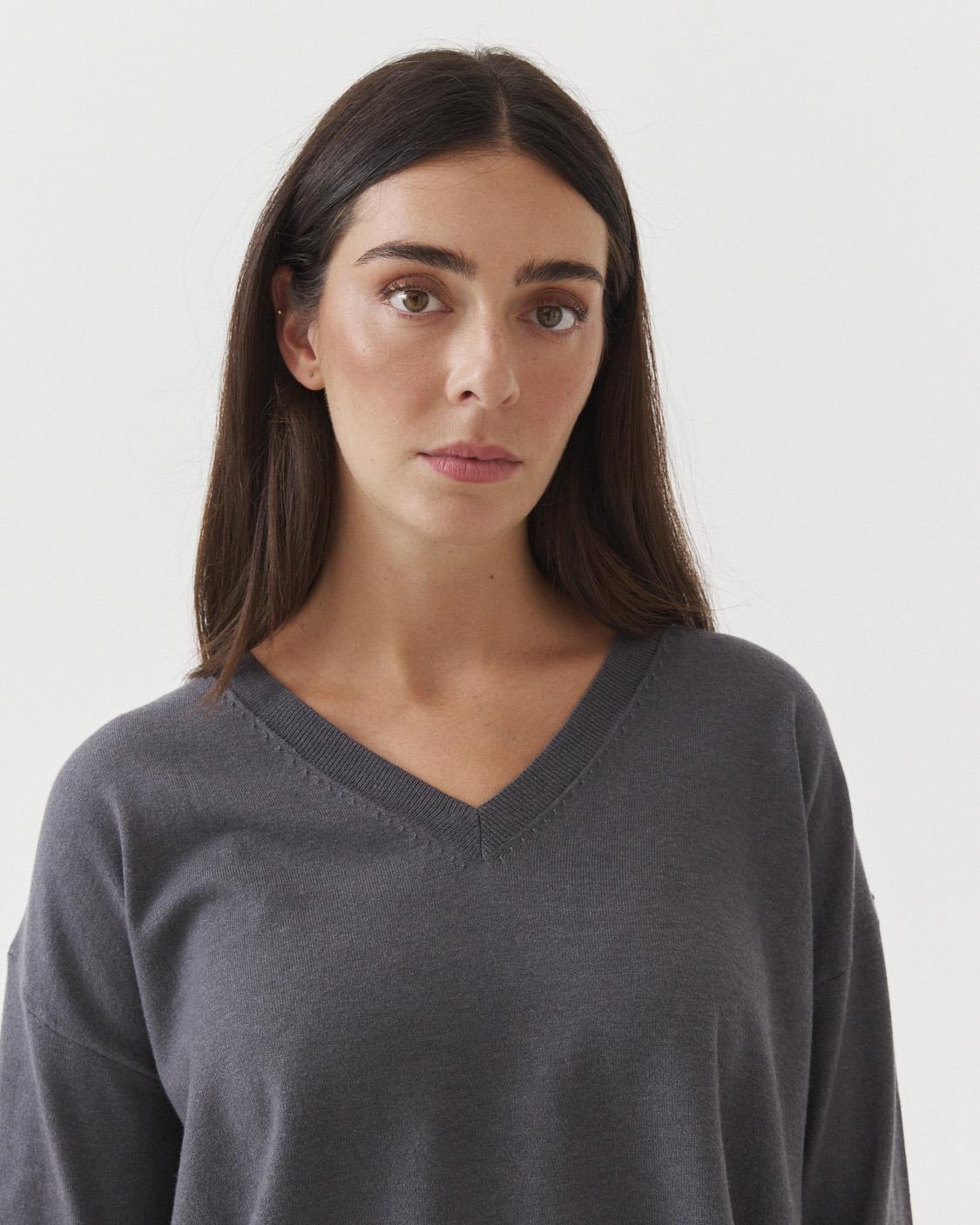 V-NECK SWEATER