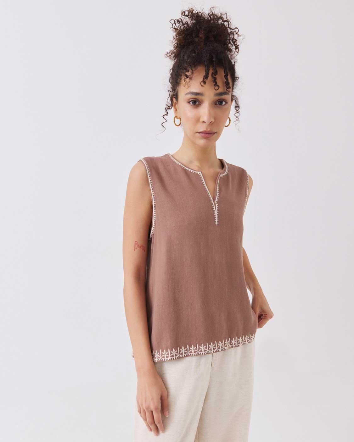 BLUSA CUELLO V BORDADOS