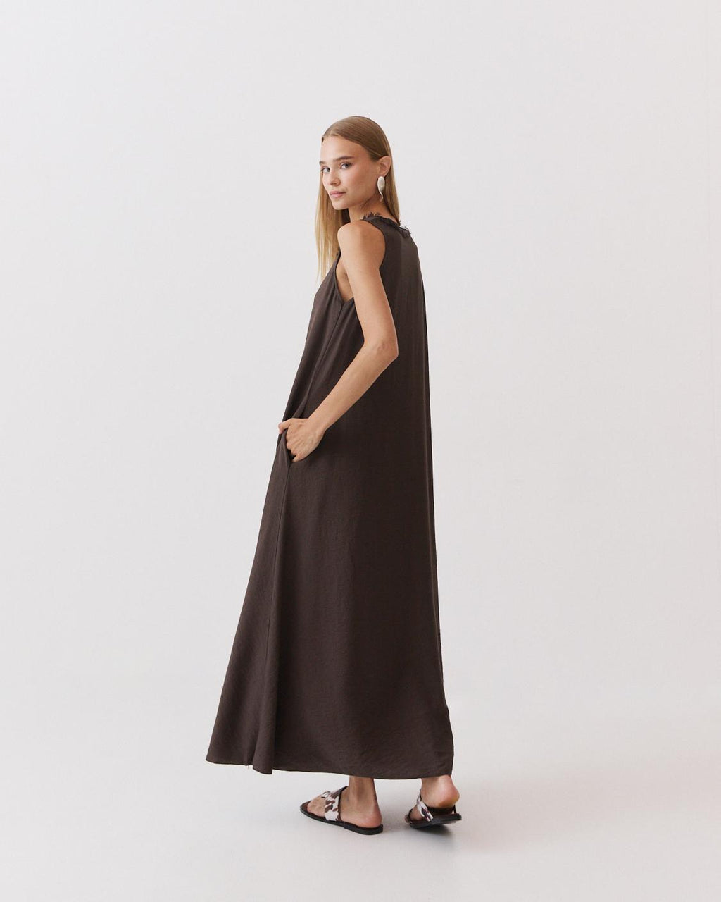 VESTIDO LARGO ESCOTE PICO FLECOS