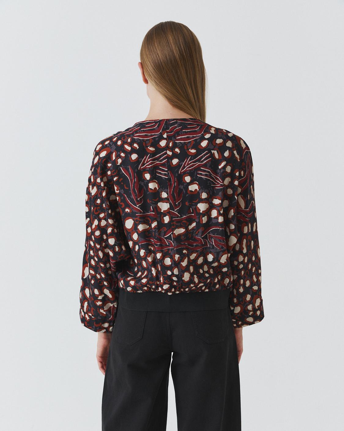 CHAQUETA FLUIDA ESTAMPADA