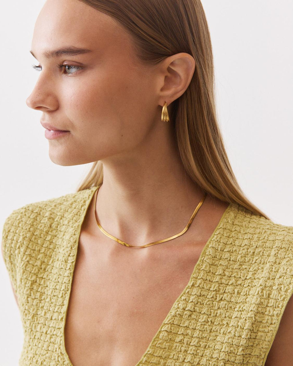 V-NECK GATHERED TOP
