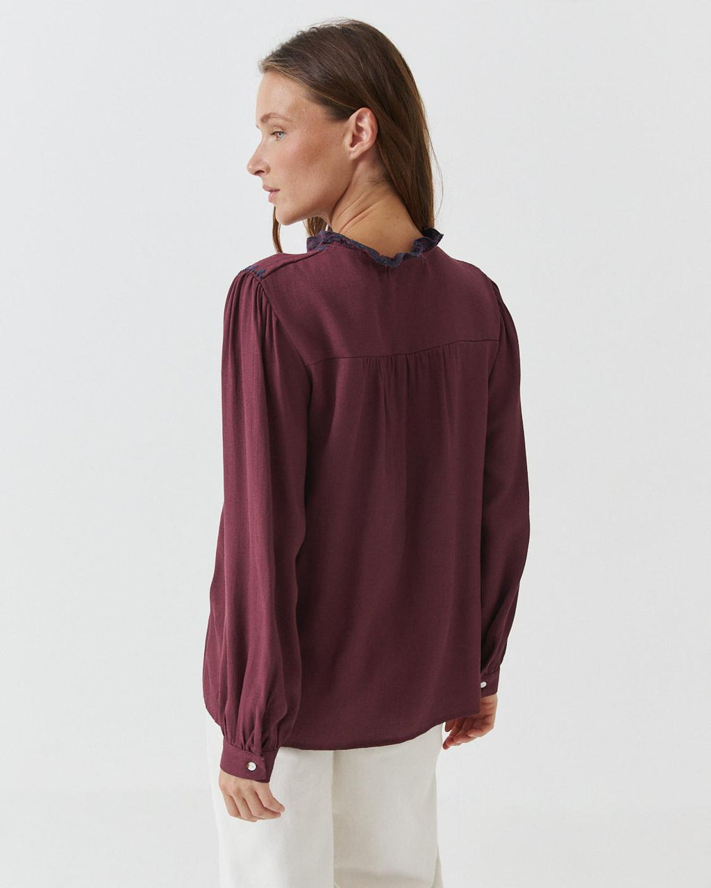 CAMISA MAO BORDADOS