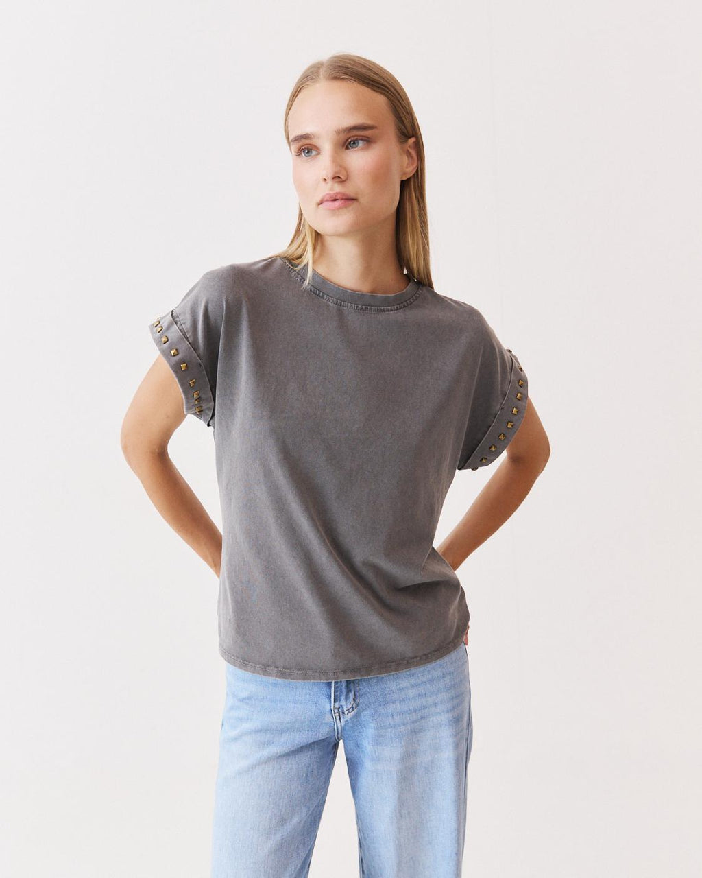 CAMISETA TACHUELAS MANGA CORTA