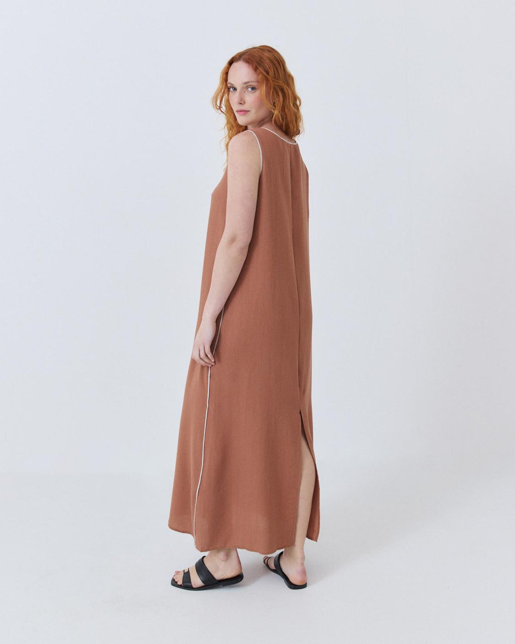 VESTIDO CUELLO PICO